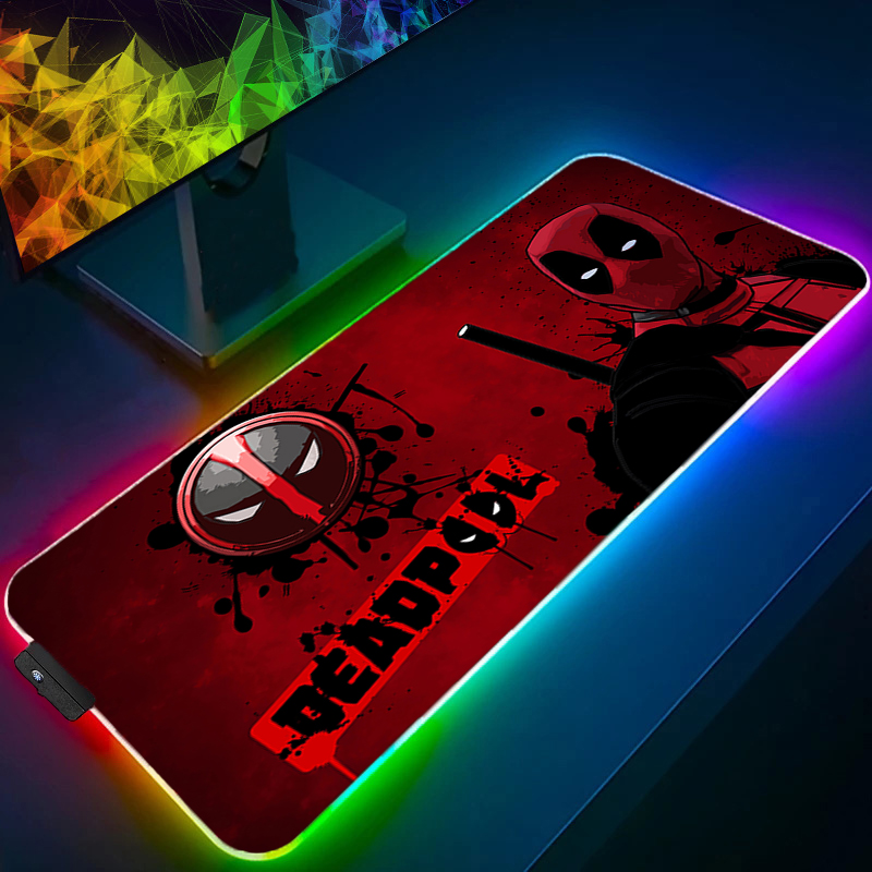 Gaming Console Desk - แผ่นรองเมาส์ LED สำหรับเล่นเกม พร้อมไฟแบ็คไลท์ ขอบล็อค ลายอนิเมะ